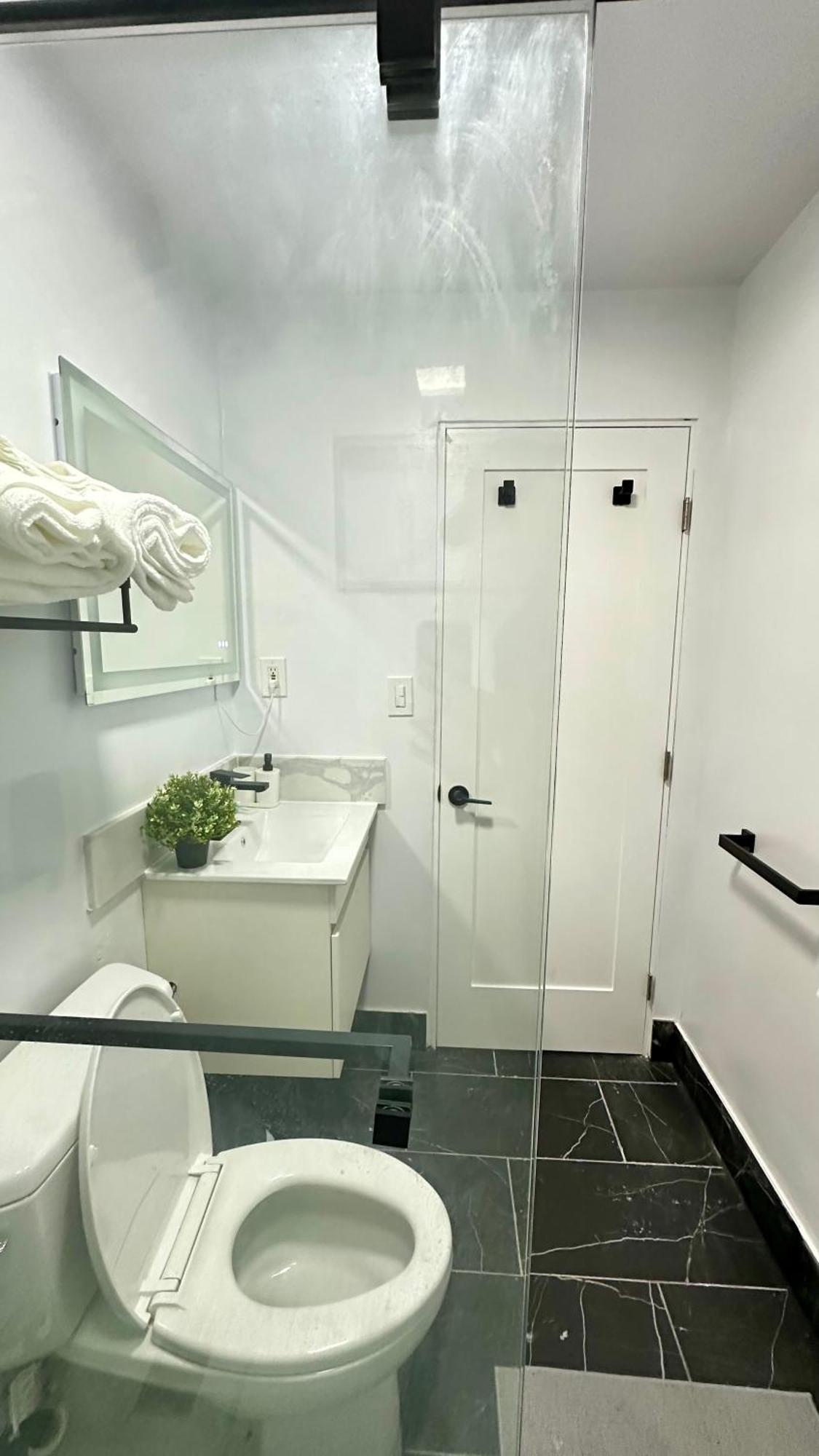 Modern 2Br Stylish & Cozy Unit Bed & Breakfast Лос Анджелис Екстериор снимка